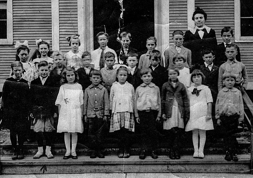 Ariel in a fifth-grade group, about 1918.